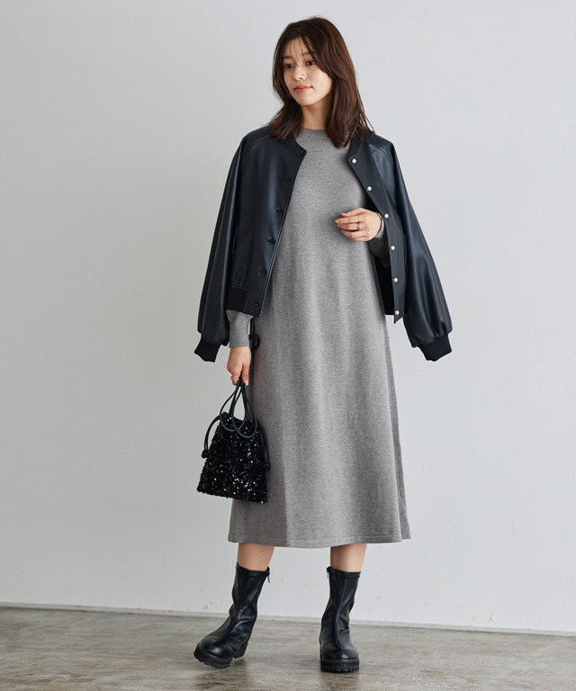 黒の革ジャンで甘辛ミックスもお手のもの！さりげないパールボタンが可愛い