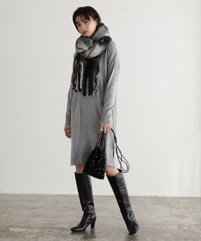 グレーニットワンピを黒アイテムでイメチェン！トーンの統一を意識したモード系コーデ