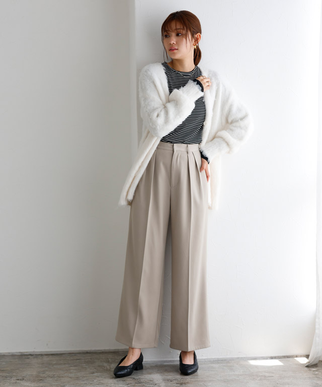 着回し力抜群のトップスをワイドパンツにイン！気になるヒップ周りはアウターでカバー