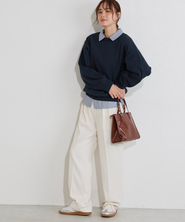 カジュアルすぎない！スウェット×シャツで楽しむ洗練された大人コーデ