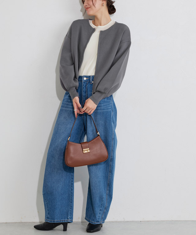 ボリュームデニムとノーカラーブルゾンでつくる、大人シックな上品カジュアル