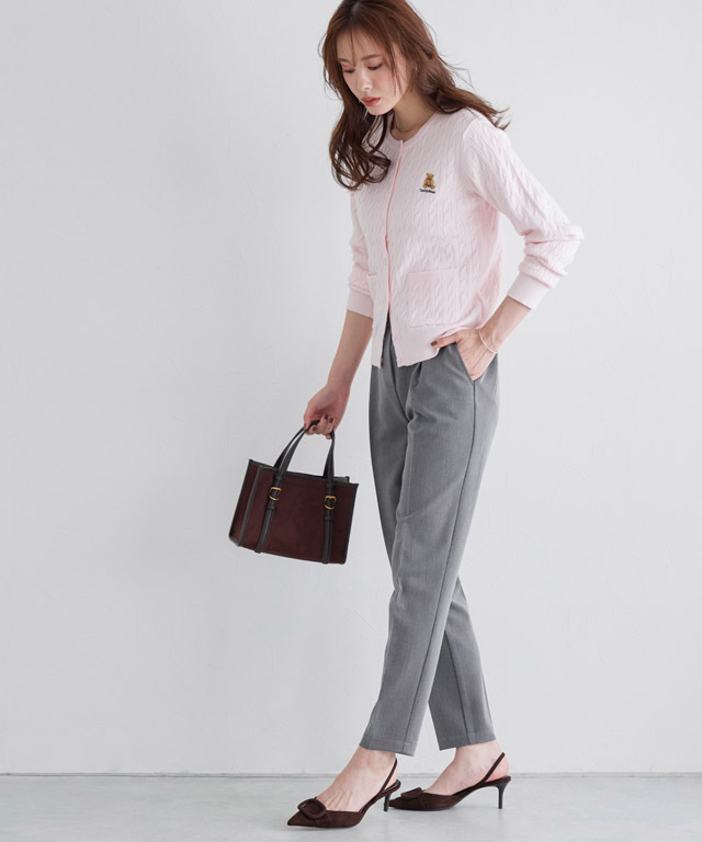甘すぎない大人の可愛さ。ピンク×グレーパンツで作るフェミニンカジュアルコーデ