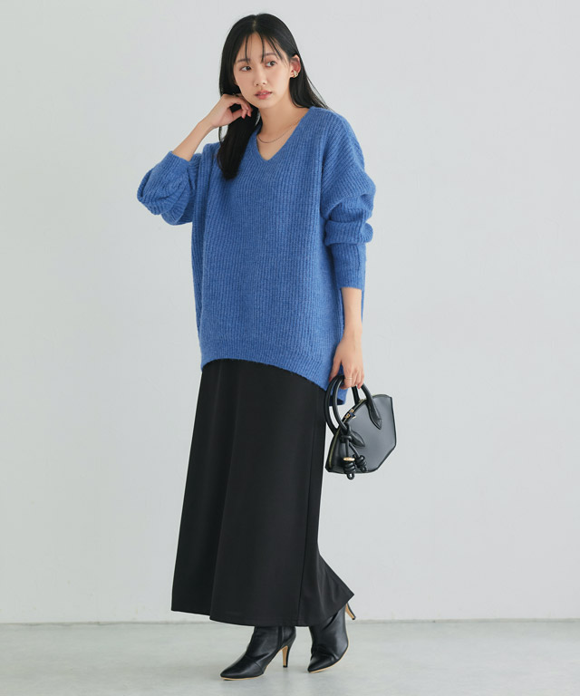 鮮やかブルーニットと黒スカートで魅せる、大人シックなカラーコーデ