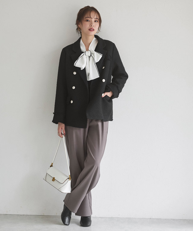 ツイードジャケット×ボウタイで魅せる、モノトーンシックなフレンチスタイル