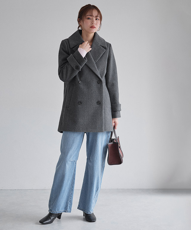 Pコートとワイドデニムで作る、大人のこなれ感漂うカジュアルスタイル