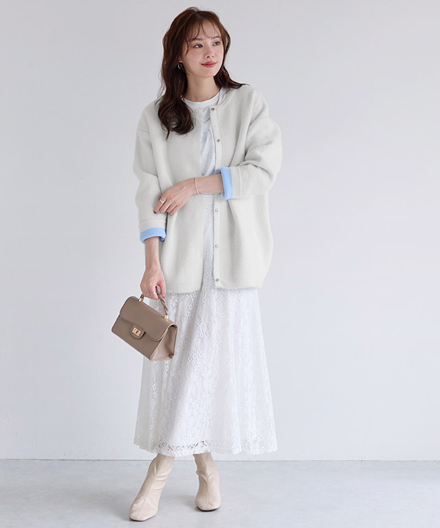 ホワイトワントーンで纏う、優しく軽やかな大人フェミニンスタイル