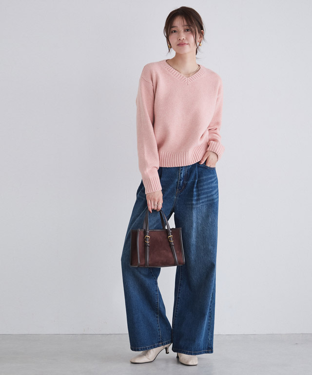 甘すぎない大人のピンクニット！ワイドデニムで叶えるリラクシーなカジュアルスタイル