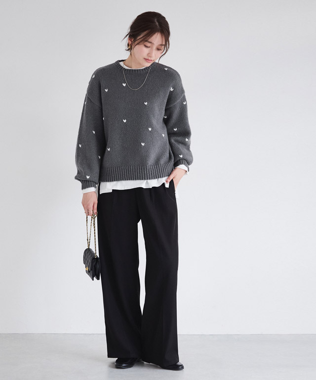 さりげないハート柄が魅力！モノトーンで楽しむ大人かわいいリラックススタイル