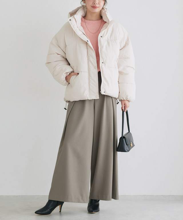 パステルピンクで華やかに！中綿コート×ワイドパンツで作る大人フェミニン