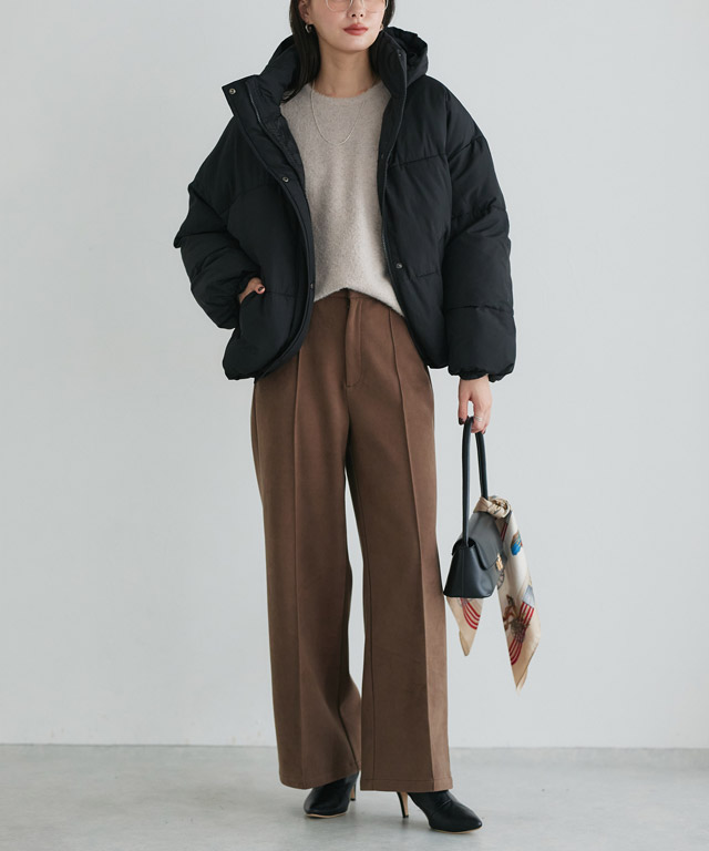 黒ダウン×ブラウンワイドパンツ！旬の配色でつくる大人のハンサムスタイル