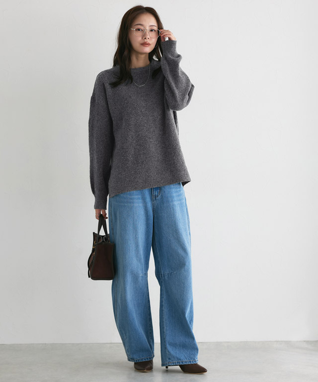 チャコールニット×カーブデニム！ゆるシルエットでつくる大人のリラックススタイル