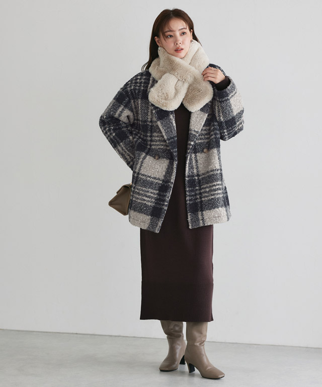 チェック柄ジャケットで魅せる！ファーマフラーを添えた大人シックな冬のブラウンコーデ