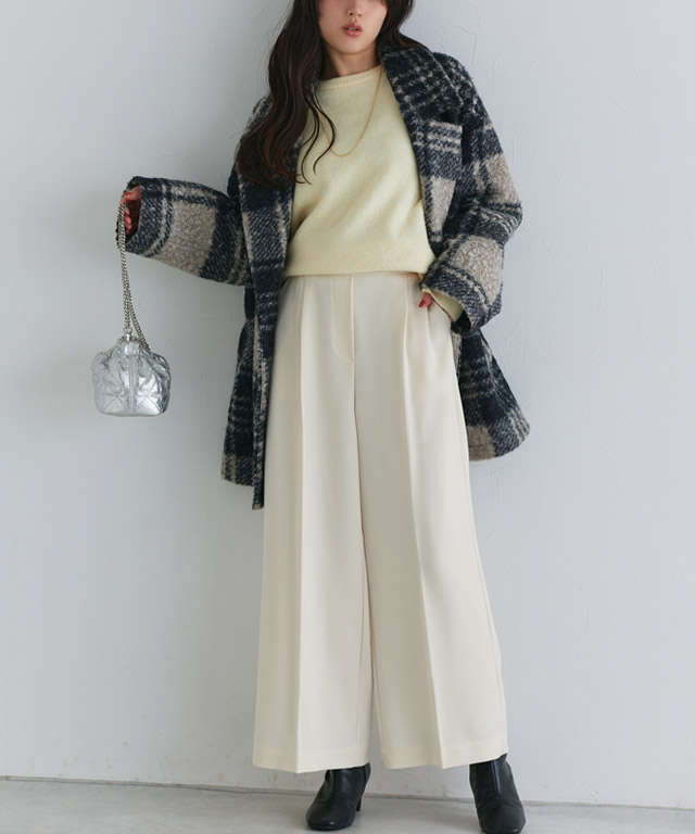 チェック柄コートで魅せる！淡色ワントーンで作る上品な大人の冬スタイル