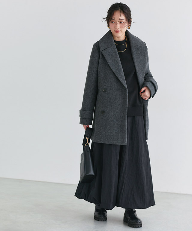 洗練されたチャコールグレーのコート×ボリュームスカートでつくる大人モードスタイル