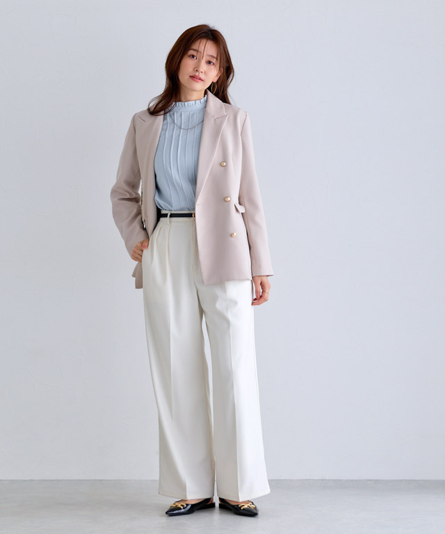 洗練された大人のパステル。ベージュ×水色で魅せる、春のオフィススタイル