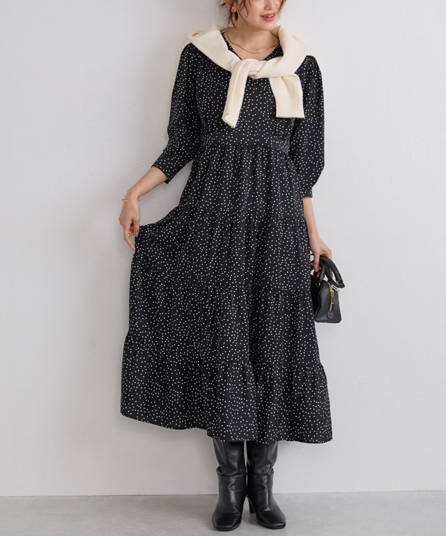 ドット柄をシックに攻略。肩掛けカーデとブーツで大人可愛く仕上げる旬のワンピース