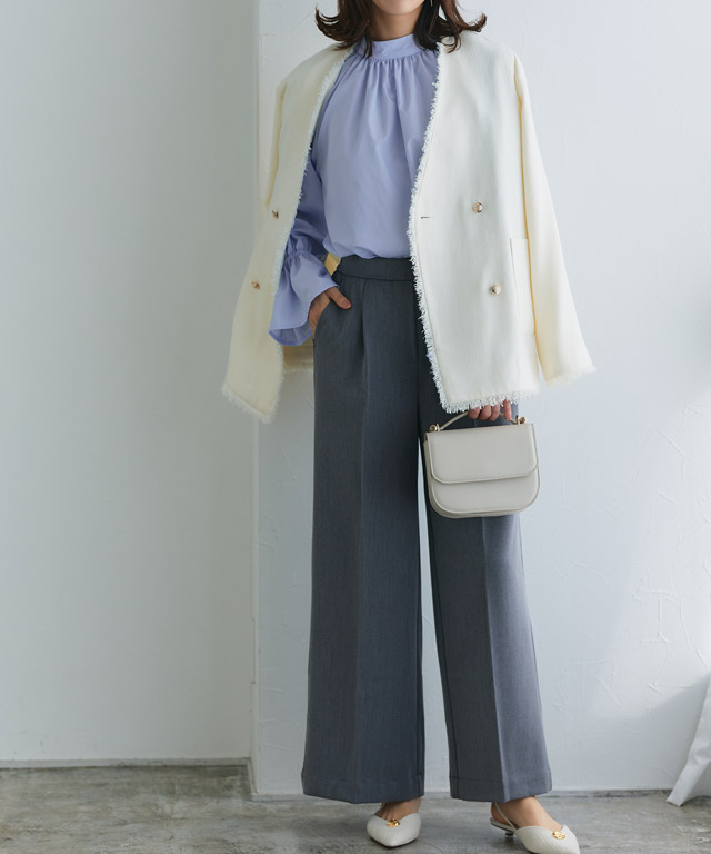 淡色でまとめる上品フェミニンな大人のきれいめ通勤コーデ