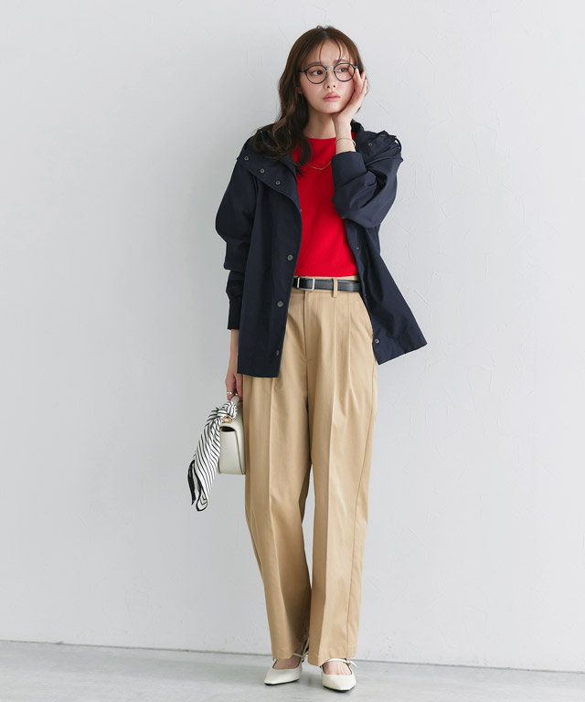 赤を効かせた都会派トラッド。ネイビー×ベージュで作る洗練された大人のカジュアル