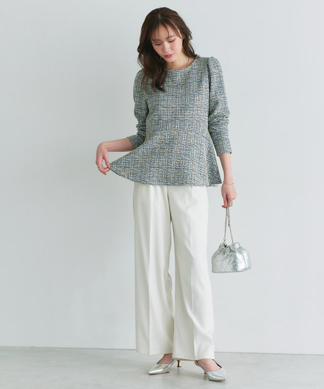 ツイード×白ワイドパンツで魅せる、クラス感漂う大人の華やかフェミニンスタイル
