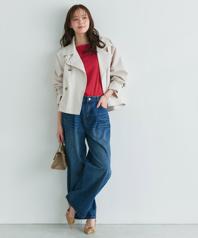 王道カジュアルをフレンチシックに。赤を効かせた大人のショートトレンチ×デニム