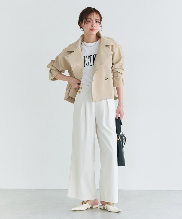 春の洗練カジュアル！ベージュジャケットとホワイトワイドパンツの好印象スタイル