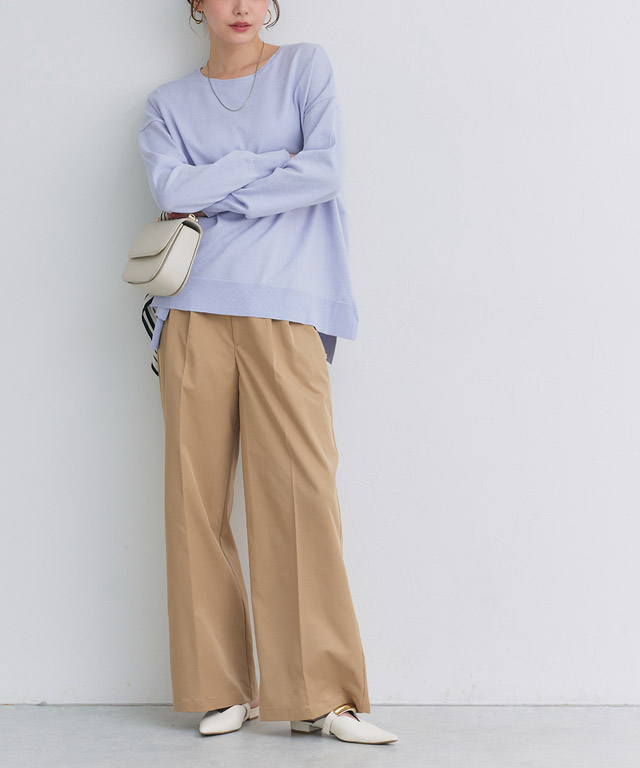 大人の余裕を感じさせるリラクシー。アッシュブルー×ベージュの春色ニットコーデ