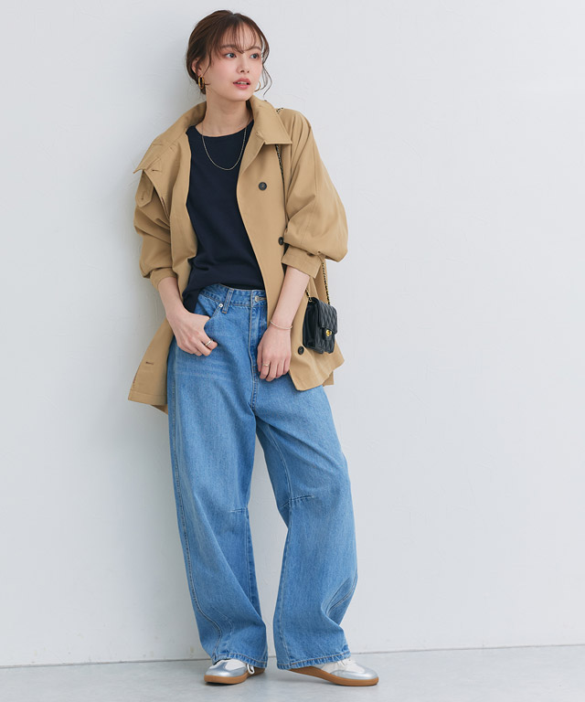 定番デニムをトレンチで格上げ。旬のシルバーを効かせた、大人のこなれデイリースタイル