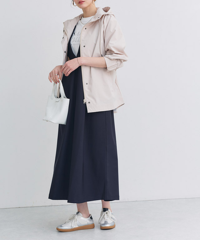 都会派スポーティを品よく。旬のニュアンスカラーで繋ぐ大人のこなれカジュアル