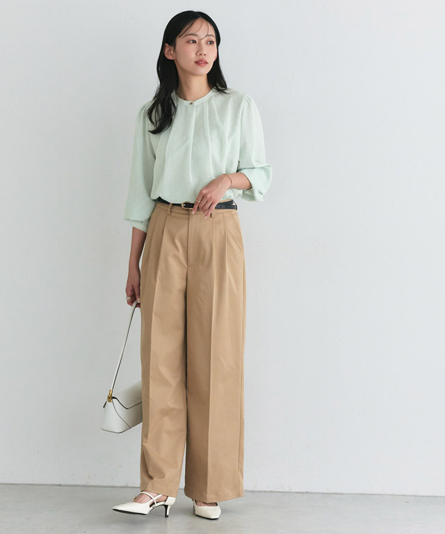 春色ブラウスを主役に。ミント×ベージュの優しげ配色で彩る大人の通勤スタイル