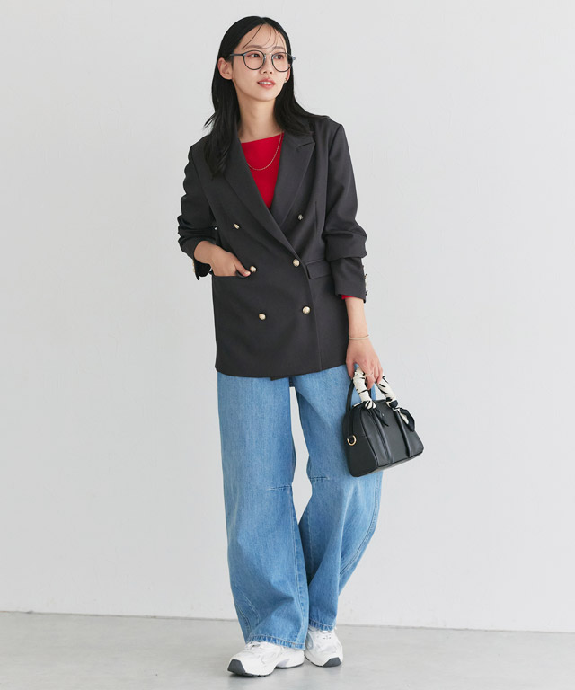 ジャケット×ワイドデニムでこなれる。赤を効かせた、遊び心のある大人の休日カジュアル