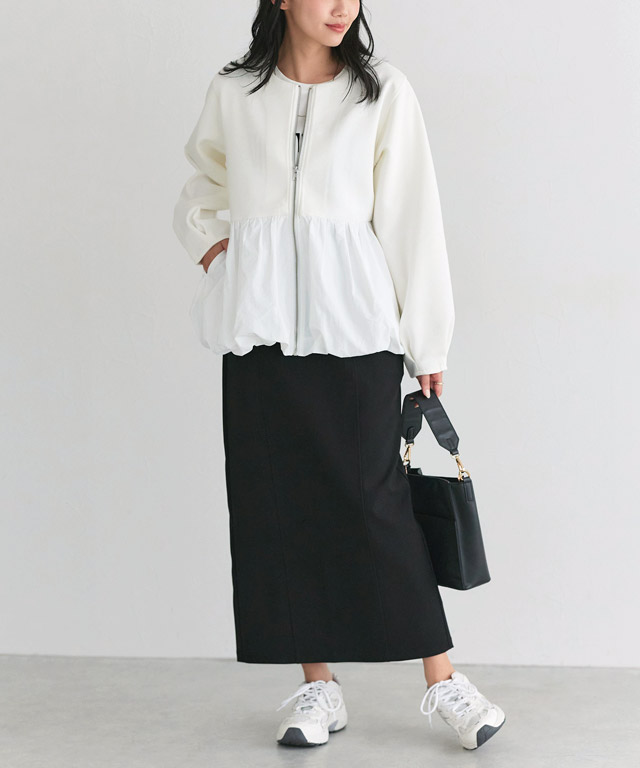 ふんわりペプラムで大人可愛く。モノトーンで甘さを抑えた最旬スポーティカジュアル