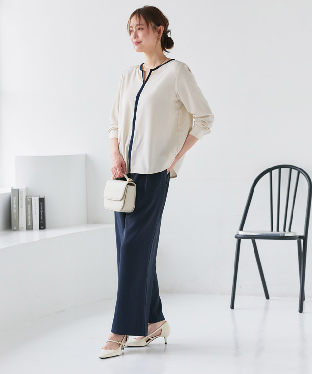 洗練されたラインが描く知性。バイカラーブラウスで魅せる大人のモダン・オフィスカジュアル