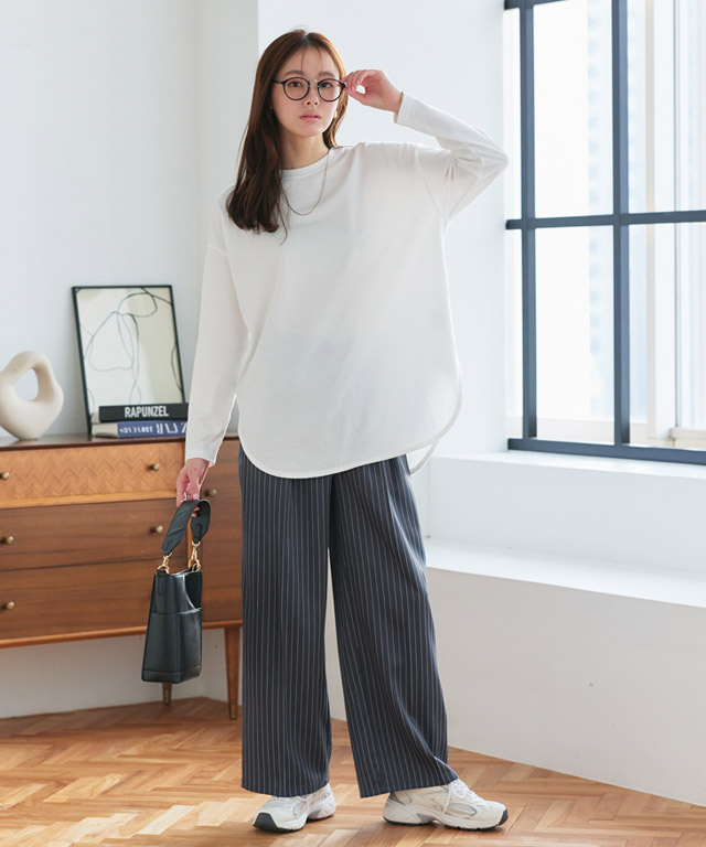 大人のリラクシーモノトーン、ストライプワイドパンツで魅せる体型カバーコーデ