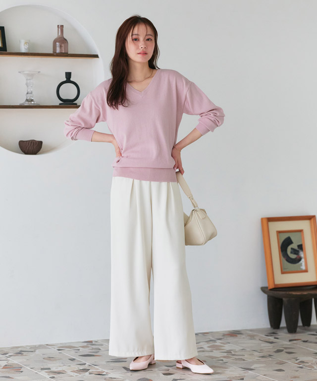 柔らかなピンクで春を呼び込む。Vネックニット×白ワイドパンツの好印象フェミニン