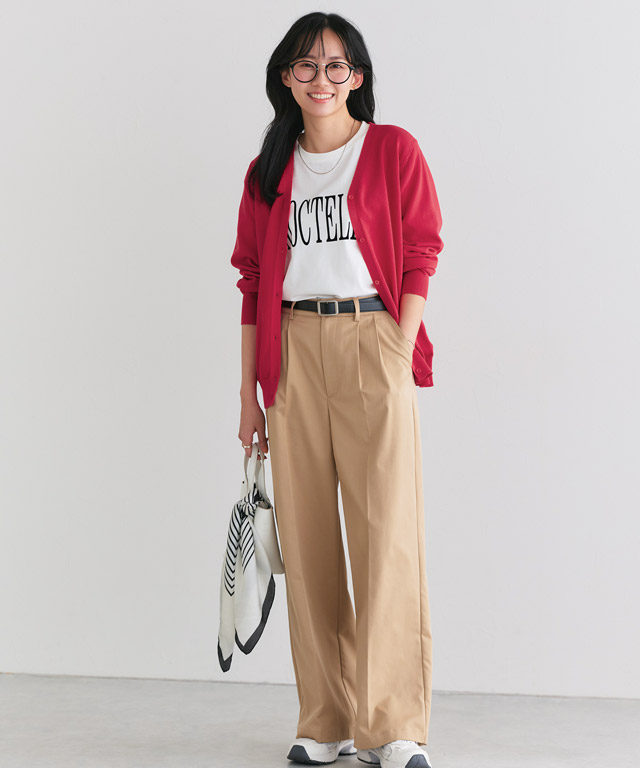 赤を主役に知性を纏う。ロゴT×ワイドパンツで仕上げる、大人のプレッピーカジュアル