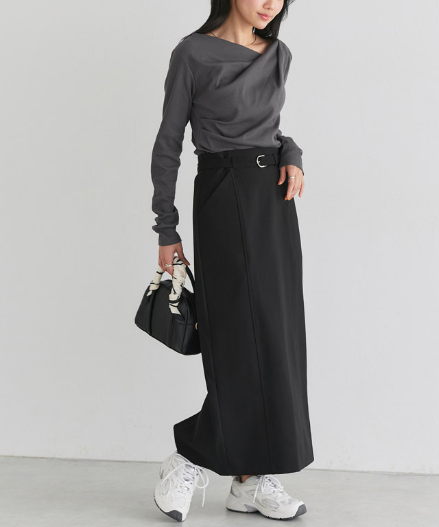 質感で魅せるミニマル。チャコール×ブラックで構築する都会的なモードスタイル