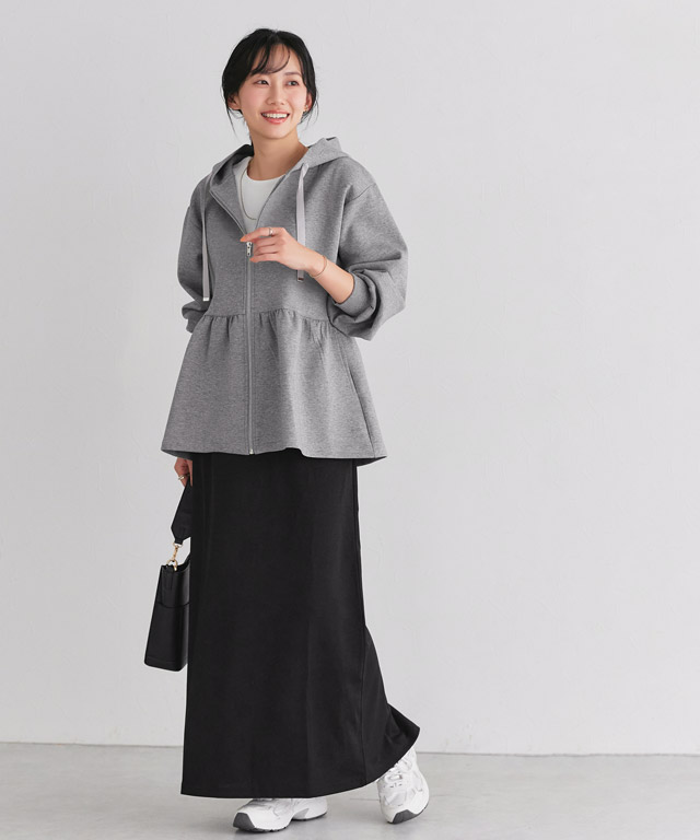 スウェットをレディに刷新。ペプラムパーカーで作る、大人の高見えリラックススタイル