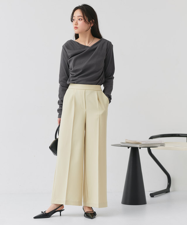 ドレープが魅せる洗練シルエット。チャコール×イエローで作る都会的なモードスタイル