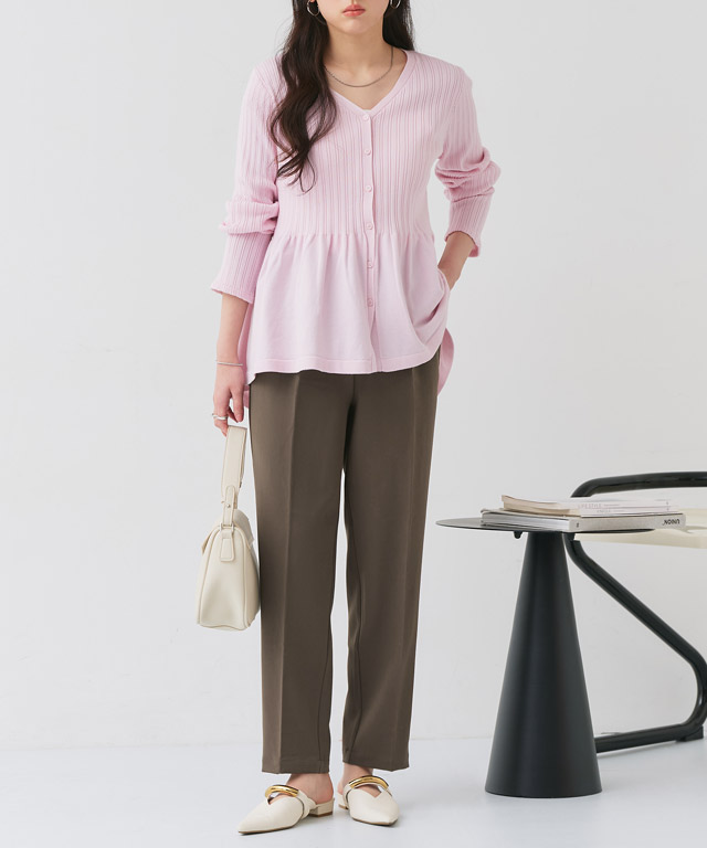 体型カバーと洒落感を両立！春のペプラムニット×ブラウンパンツコーデ