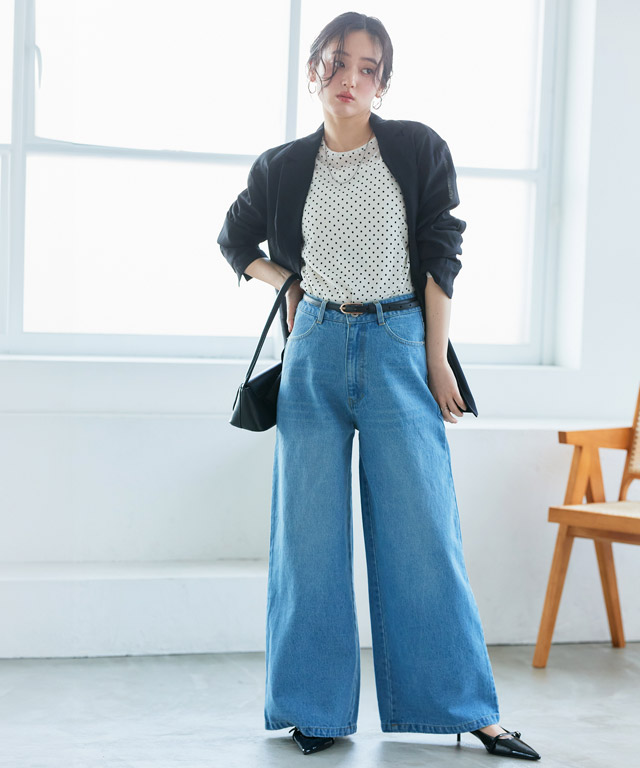 シアーな抜け感で魅せる！黒ジャケット×バギーデニムで作る、春の最旬モードカジュアル