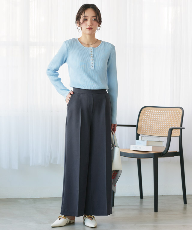 好印象な春のブルー。ヘンリーネックニット×ワイドパンツで旬のきれいめ知的コーデ
