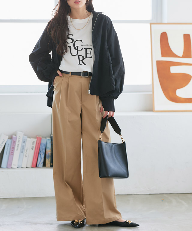 ロゴT×マウンテンパーカーで作る、ベージュパンツの大人カジュアルコーデ！