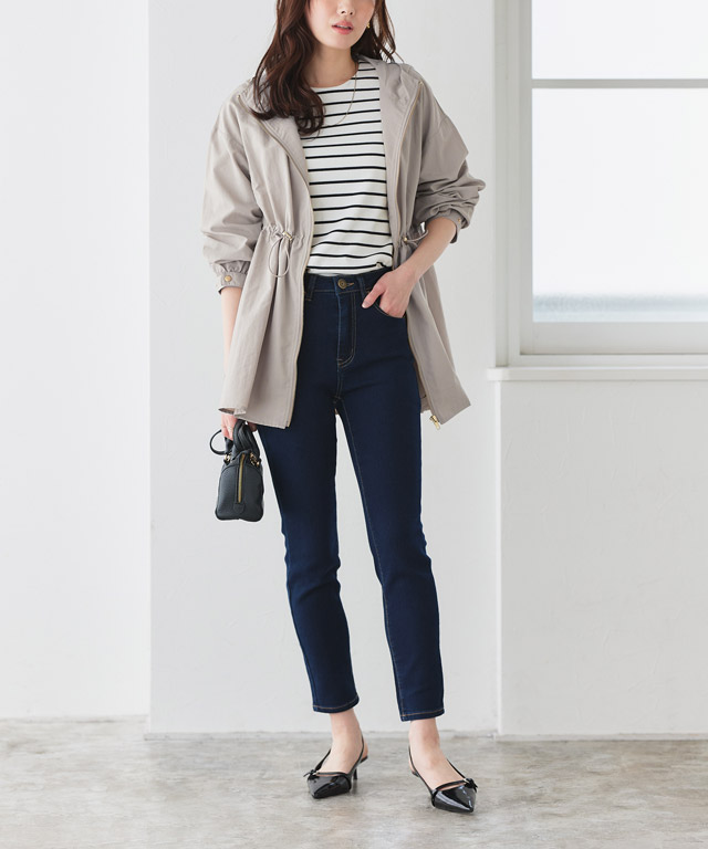 大人カジュアルの新定番。グレージュのマウンテンパーカー×ボーダーで作る洗練お出かけスタイル