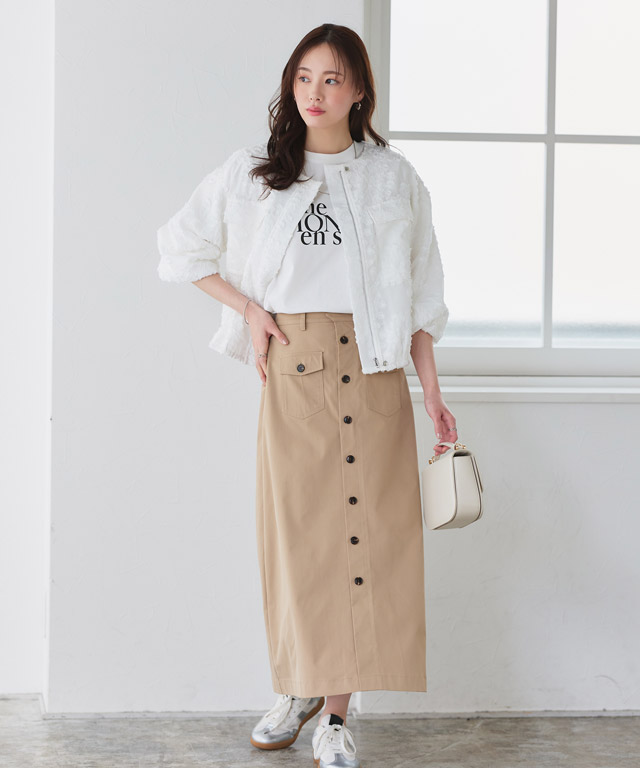 春の素材ミックスを楽しむ。フリンジブルゾンとツイルスカートの大人カジュアル