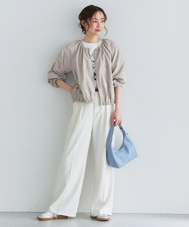 洗練された大人のスポーティ。ギャザーブルゾン×白ワイドパンツで作る春の軽快コーデ