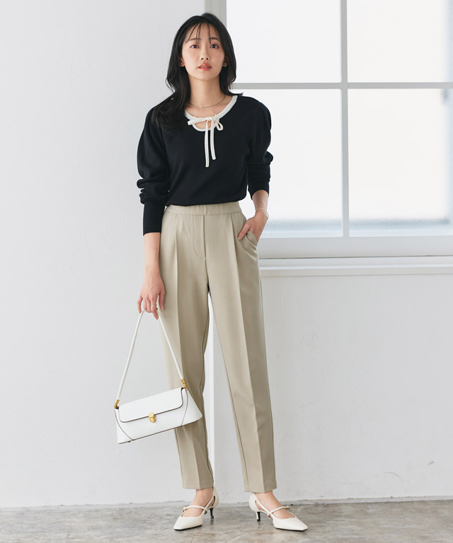 バイカラーで品よく華やぐ。リボンニット×テーパードパンツで作る大人の好印象コーデ