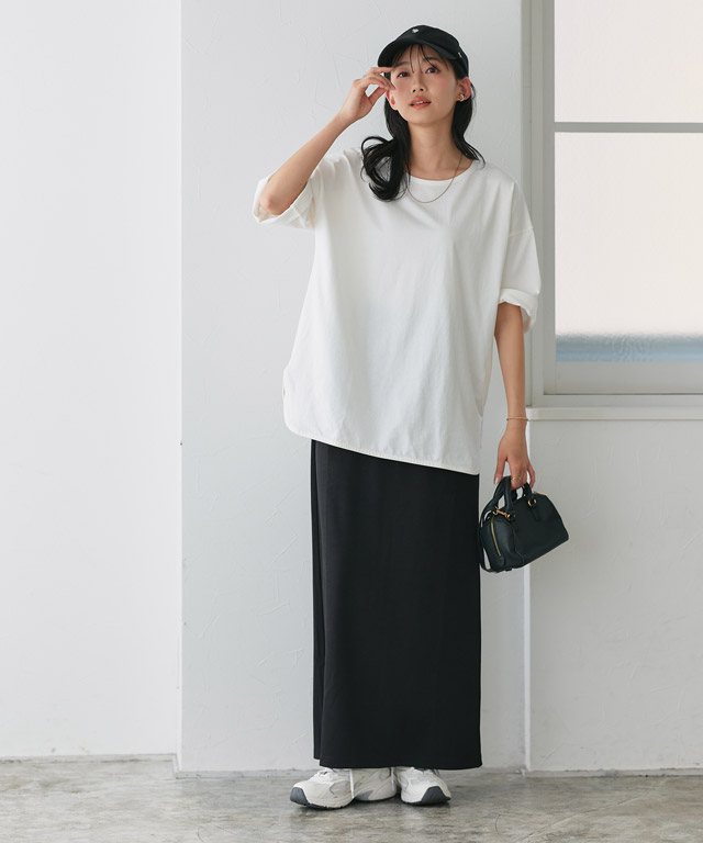 オーバーTシャツとIラインスカートで作る旬のスポーティミックス