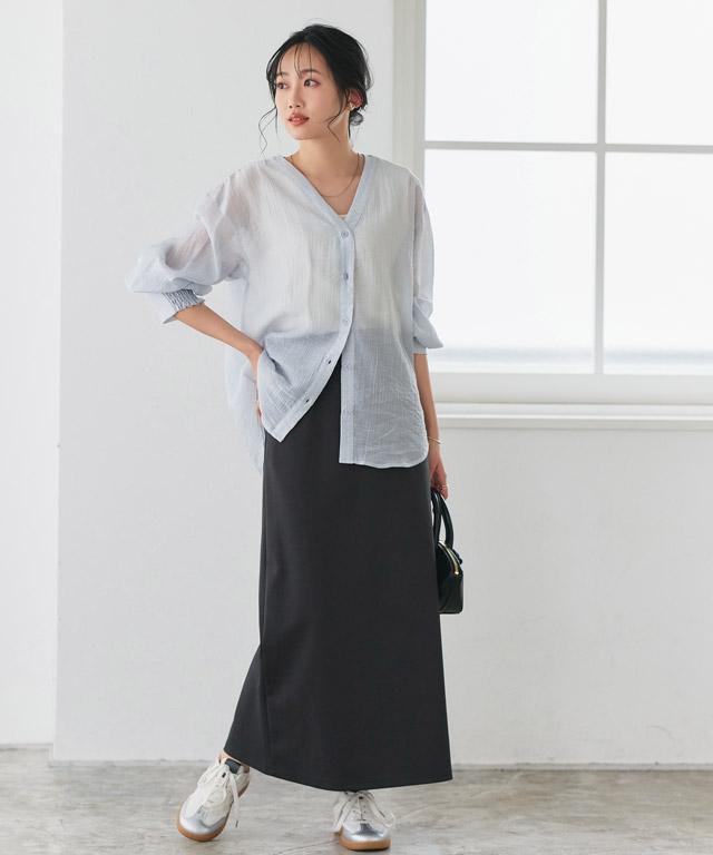シアーシャツ×黒タイトスカートで作る、色香漂う「涼感」オフィスコーデ