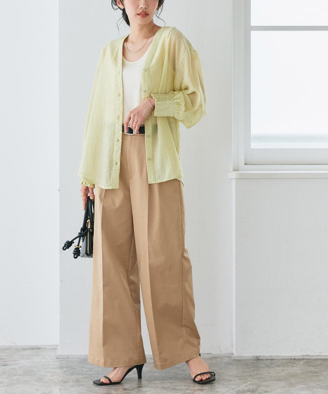 日差しに映えるシトラスカラー。シアーシャツ×ベージュパンツで作る、大人の軽やか春コーデ