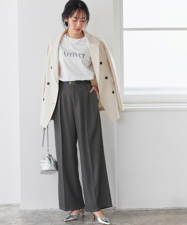 曇り空の日も軽やかに。アイボリージャケット×チャコールパンツで作る洗練ビジカジコーデ
